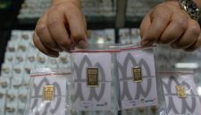 Harga emas Antam turun Rp13 ribu menjadi Rp2.561.000 per gram pada Kamis (15/10).(Foto : CNN Indonesia/Adi Ibrahim)