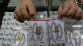Harga emas Antam turun Rp13 ribu menjadi Rp2.561.000 per gram pada Kamis (15/10).(Foto : CNN Indonesia/Adi Ibrahim)