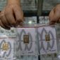 Harga emas Antam turun Rp13 ribu menjadi Rp2.561.000 per gram pada Kamis (15/10).(Foto : CNN Indonesia/Adi Ibrahim)