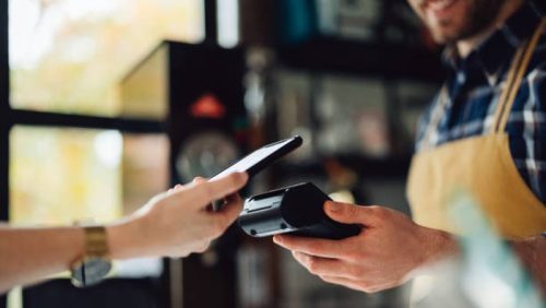 Teknologi digital membantu pelaku UMKM mengelola bisnis dan transaksi.(Foto: dok. Getty Images/miniseries)