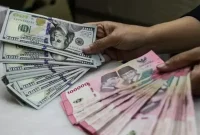 Ilustrasi penukaran mata uang dolar AS dan rupiah. (Foto: achmadnurhidayat.id)