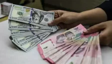 Ilustrasi penukaran mata uang dolar AS dan rupiah. (Foto: achmadnurhidayat.id)