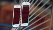 WhatsApp menghentikan layanan pada sejumlah HP lawas yang tidak memenuhi syarat sistem operasi minimum.(Foto: AFP/ROBYN BECK)