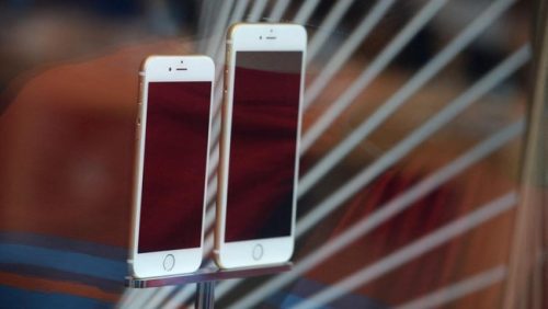 WhatsApp menghentikan layanan pada sejumlah HP lawas yang tidak memenuhi syarat sistem operasi minimum.(Foto: AFP/ROBYN BECK)