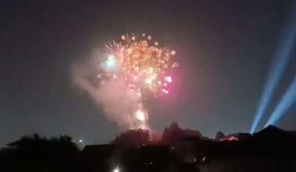 Video viral keributan warga dan peserta acara Maulid akibat petasan tengah malam di Pondok Pinang, Jakarta Selatan.