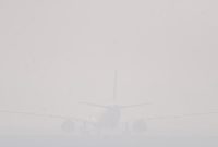 Kabut asap menurunkan jarak pandang di Bandara SMB II Palembang hingga 400 meter dan mengganggu 15 penerbangan.(Foto: ANTARA FOTO/Nova Wahyudi/detik.com)