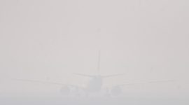 Kabut asap menurunkan jarak pandang di Bandara SMB II Palembang hingga 400 meter dan mengganggu 15 penerbangan.(Foto: ANTARA FOTO/Nova Wahyudi/detik.com)