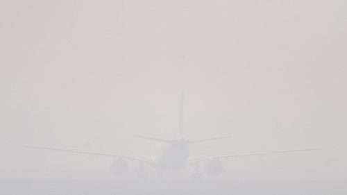 Kabut asap menurunkan jarak pandang di Bandara SMB II Palembang hingga 400 meter dan mengganggu 15 penerbangan.(Foto: ANTARA FOTO/Nova Wahyudi/detik.com)