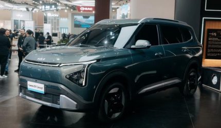 Kia Carens EV mobil listrik 7 penumpang dengan estimasi harga Rp382 juta hingga Rp432 juta.