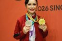 Kris Dayanti memamerkan dua medali yang diraihnya di Singapore Kung Fu Games.