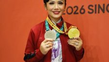 Kris Dayanti memamerkan dua medali yang diraihnya di Singapore Kung Fu Games.