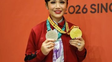 Kris Dayanti memamerkan dua medali yang diraihnya di Singapore Kung Fu Games.