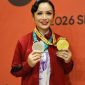 Kris Dayanti memamerkan dua medali yang diraihnya di Singapore Kung Fu Games.