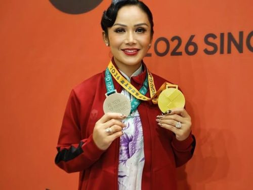 Kris Dayanti memamerkan dua medali yang diraihnya di Singapore Kung Fu Games.