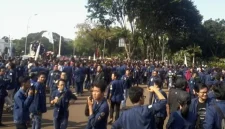 Mahasiswa Tri Sakti Melakukan Aksi Unjuk Rasa (Sumber: Wahyu/detik.com)