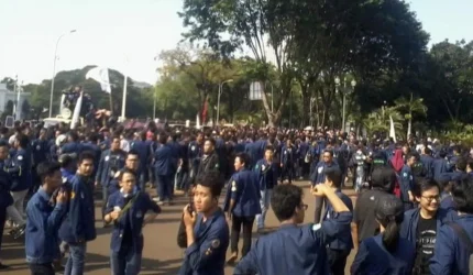 Mahasiswa Universitas Trisakti melakukan aksi unjuk rasa menuju Istana Negara Jakarta membawa tiga tuntutan rakyat Tritura
