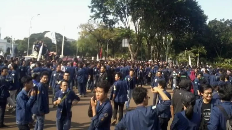 Mahasiswa Tri Sakti Melakukan Aksi Unjuk Rasa (Sumber: Wahyu/detik.com)