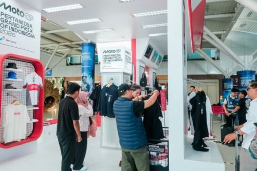 Pertamina mempromosikan produk UMKM lokal Lombok melalui booth MyPertamina dalam ajang Pertamina Grand Prix of Indonesia 2026 di Sirkuit Mandalika.(Foto dok Pertamina)