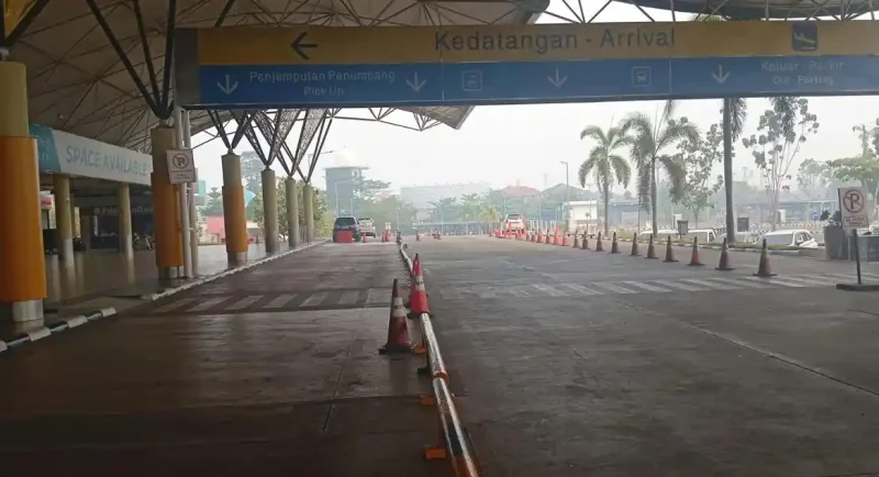 Kabut asap tebal menyelimuti Kota Jambi dan mengganggu aktivitas penerbangan di Bandara Sultan Thaha, Kamis (8/10/2026).(Foto : Tribun Jambi/M Yon Rinaldi)