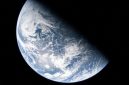 Pemandangan Bumi yang diambil oleh astronot NASA dan komandan Artemis II, Reid Wiseman, dari salah satu dari empat jendela utama pesawat ruang angkasa Orion. (NASA/Handout via REUTERS)
