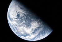 Pemandangan Bumi yang diambil oleh astronot NASA dan komandan Artemis II, Reid Wiseman, dari salah satu dari empat jendela utama pesawat ruang angkasa Orion. (NASA/Handout via REUTERS)
