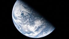 Pemandangan Bumi yang diambil oleh astronot NASA dan komandan Artemis II, Reid Wiseman, dari salah satu dari empat jendela utama pesawat ruang angkasa Orion. (NASA/Handout via REUTERS)