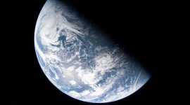 Pemandangan Bumi yang diambil oleh astronot NASA dan komandan Artemis II, Reid Wiseman, dari salah satu dari empat jendela utama pesawat ruang angkasa Orion. (NASA/Handout via REUTERS)