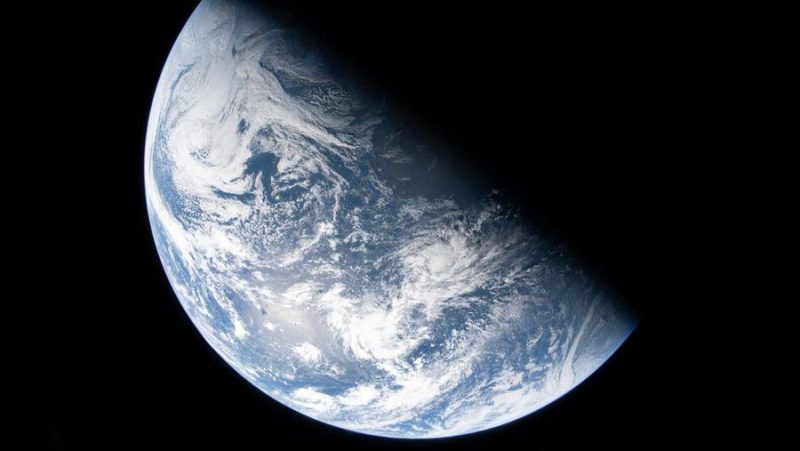 Pemandangan Bumi yang diambil oleh astronot NASA dan komandan Artemis II, Reid Wiseman, dari salah satu dari empat jendela utama pesawat ruang angkasa Orion. (NASA/Handout via REUTERS)