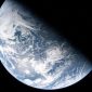 Pemandangan Bumi yang diambil oleh astronot NASA dan komandan Artemis II, Reid Wiseman, dari salah satu dari empat jendela utama pesawat ruang angkasa Orion. (NASA/Handout via REUTERS)