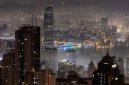 Foto: Pemandangan Pelabuhan Victoria yang diselimuti kabut laut di Hong Kong, Cina, 2 Maret 2025. (REUTERS/Tyrone Siu)