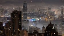Foto: Pemandangan Pelabuhan Victoria yang diselimuti kabut laut di Hong Kong, Cina, 2 Maret 2025. (REUTERS/Tyrone Siu)
