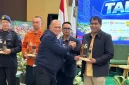 Penyerahan penghargaan IJTI Sumbar kepada PT Semen Padang dalam Musda V IJTI Pengda Sumbar.
