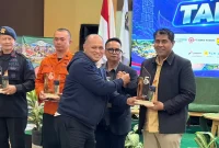 Penyerahan penghargaan IJTI Sumbar kepada PT Semen Padang dalam Musda V IJTI Pengda Sumbar.