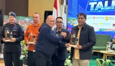 Penyerahan penghargaan IJTI Sumbar kepada PT Semen Padang dalam Musda V IJTI Pengda Sumbar.