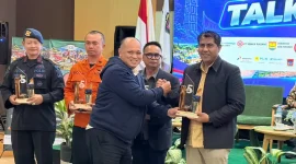Penyerahan penghargaan IJTI Sumbar kepada PT Semen Padang dalam Musda V IJTI Pengda Sumbar.