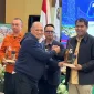 Penyerahan penghargaan IJTI Sumbar kepada PT Semen Padang dalam Musda V IJTI Pengda Sumbar.