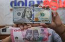 Rupiah melemah ke Rp18.050 per dolar AS di tengah tekanan sentimen global dan domestik.(Foto : CNBC Indonesia/Faizal Rahman)