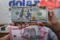 Rupiah melemah ke Rp18.050 per dolar AS di tengah tekanan sentimen global dan domestik.(Foto : CNBC Indonesia/Faizal Rahman)