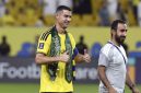 Cristiano Ronaldo memakai syal dengan lambang bendera Arab Saudi. (REUTERS/Stringer)