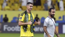 Cristiano Ronaldo memakai syal dengan lambang bendera Arab Saudi. (REUTERS/Stringer)