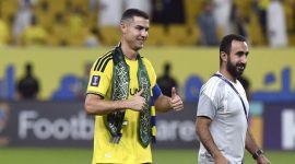 Cristiano Ronaldo memakai syal dengan lambang bendera Arab Saudi. (REUTERS/Stringer)