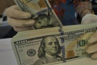 Rupiah melemah 0,25 persen ke level Rp17.948 per dolar AS akibat tekanan inflasi Amerika Serikat.(Foto : CNN Indonesia/Adhi Wicaksono)