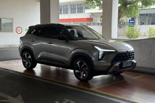 Mitsubishi XFORCE Ultimate non-hybrid menjalani pengujian konsumsi BBM rute Jakarta-Bandung pulang-pergi.(Foto: Muhammad Hafizh Gemilang/detikcom)